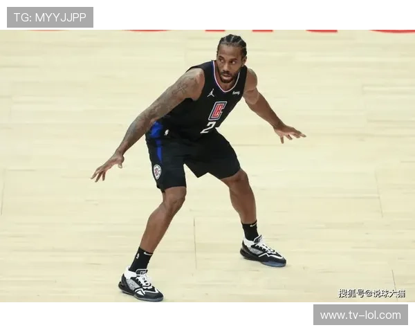 足球球星高难度摆腿动作高清展示瞬间展现技术与力量之美